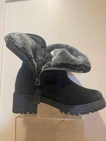 Ad105 Adesso Black suede ankle boot