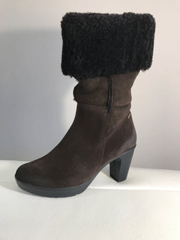 Hogl suede and sheepskin boot H07
